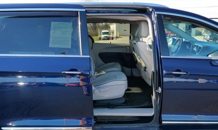 2018 Chrysler Pacifica Hybrid Limited 30409AT Paul Sherry
