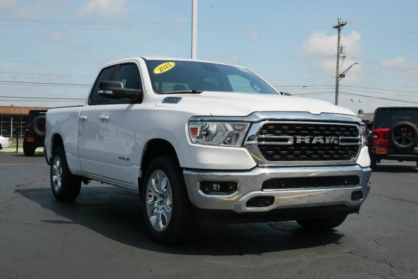 bright-white-2022-ram-1500-big-horn-4wd-quad-cab-pickup-truck-for-sale-piqua-ohio-30617T (11)