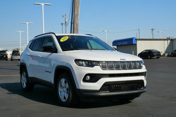 bright-white-2022-jeep-compass-latitude-fwd-suv-for-sale-piqua-ohio-30723T (12)