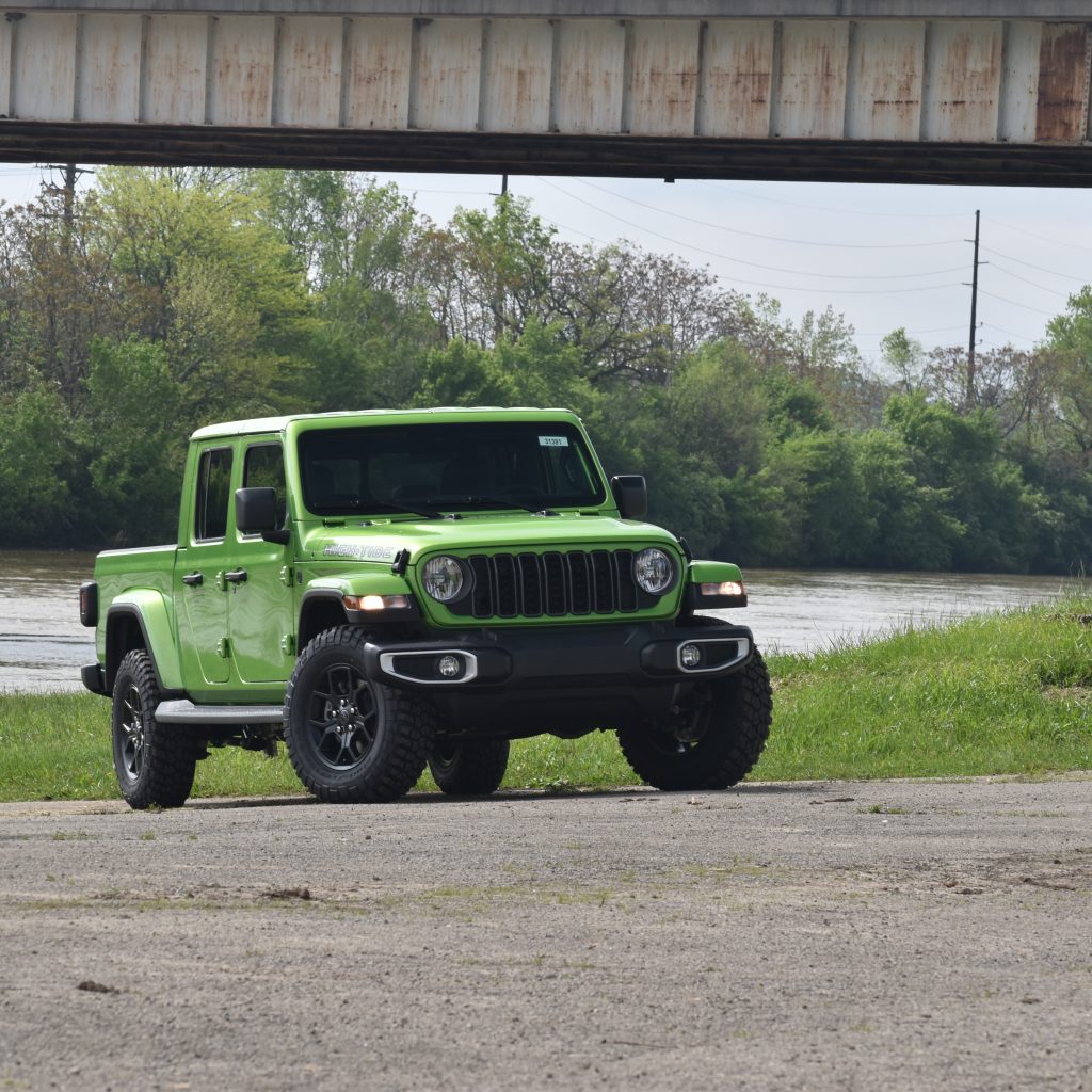 jeep wrangler vs. jeep gladiator 1