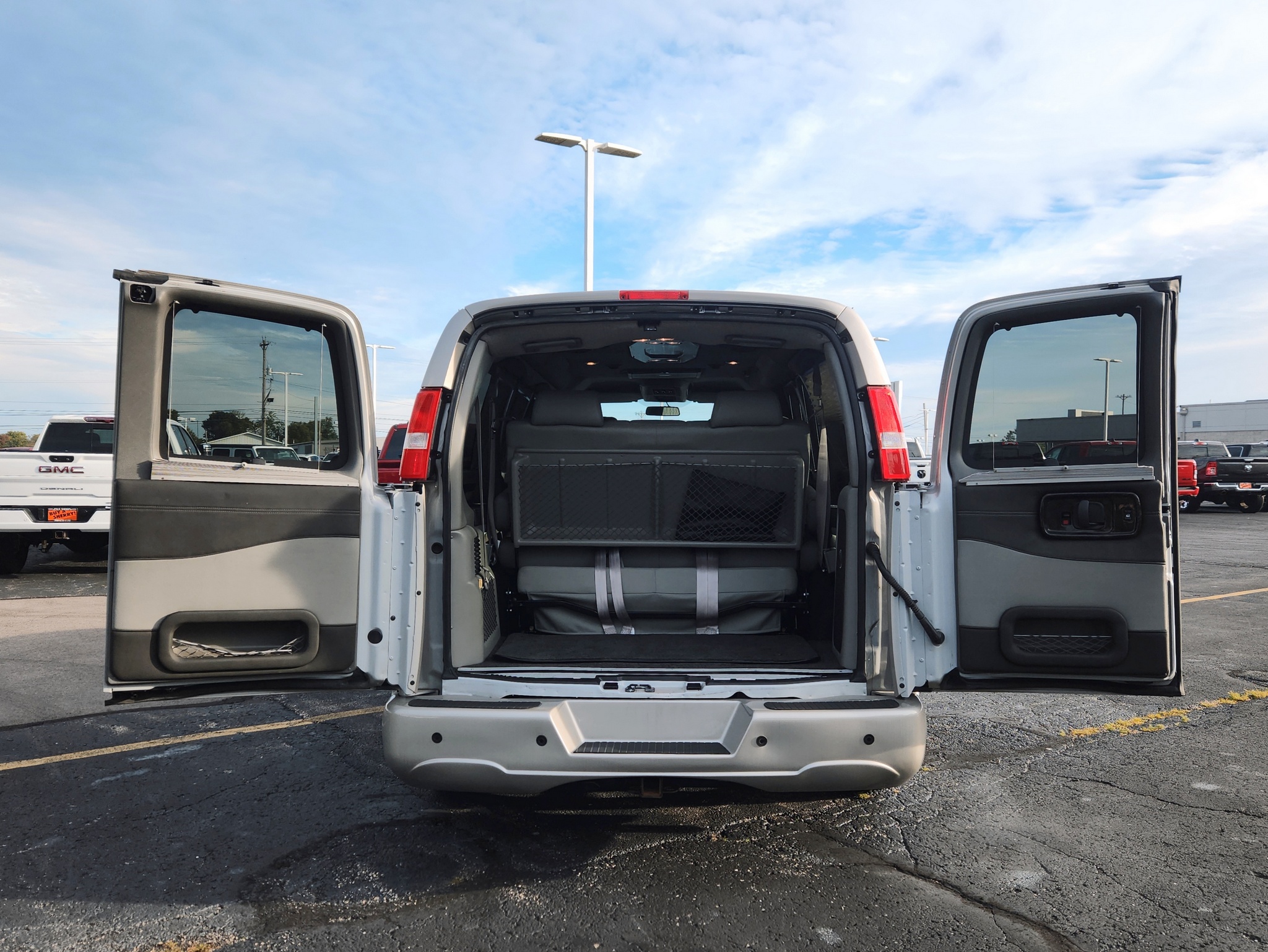 2022 GMC Savana Cargo Work Van - Photo 17