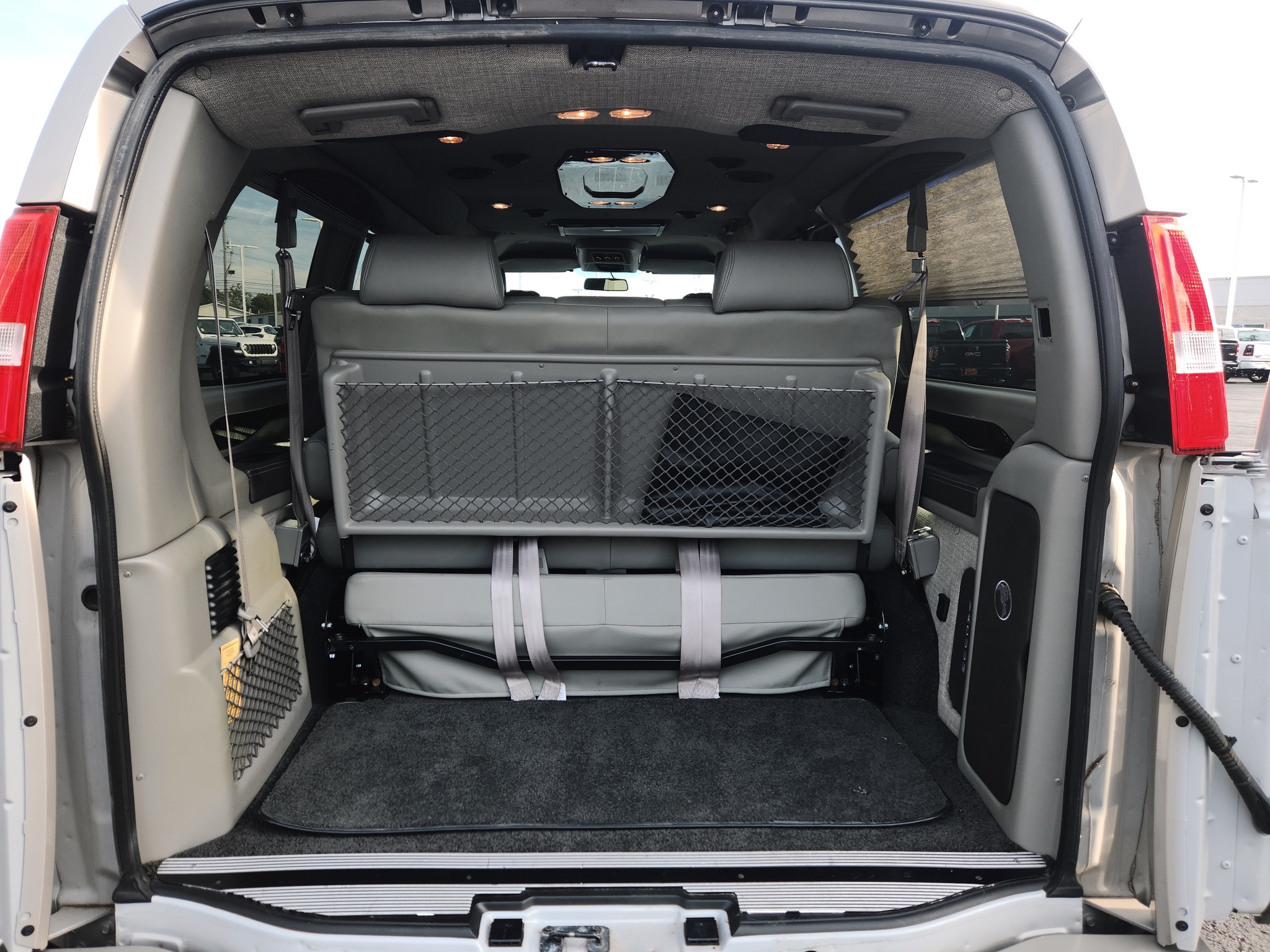 2022 GMC Savana Cargo Work Van - Photo 18