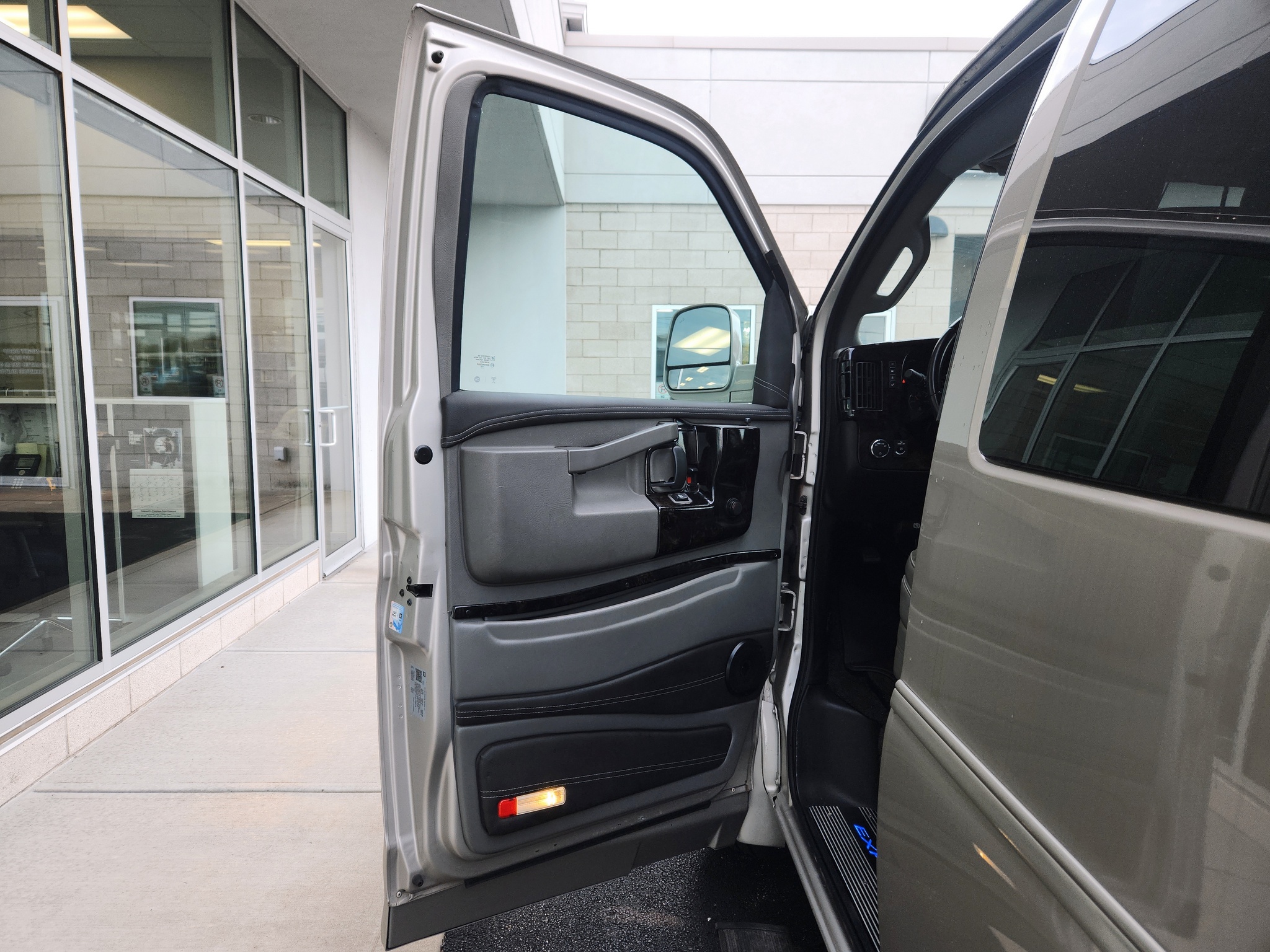 2022 GMC Savana Cargo Work Van - Photo 20
