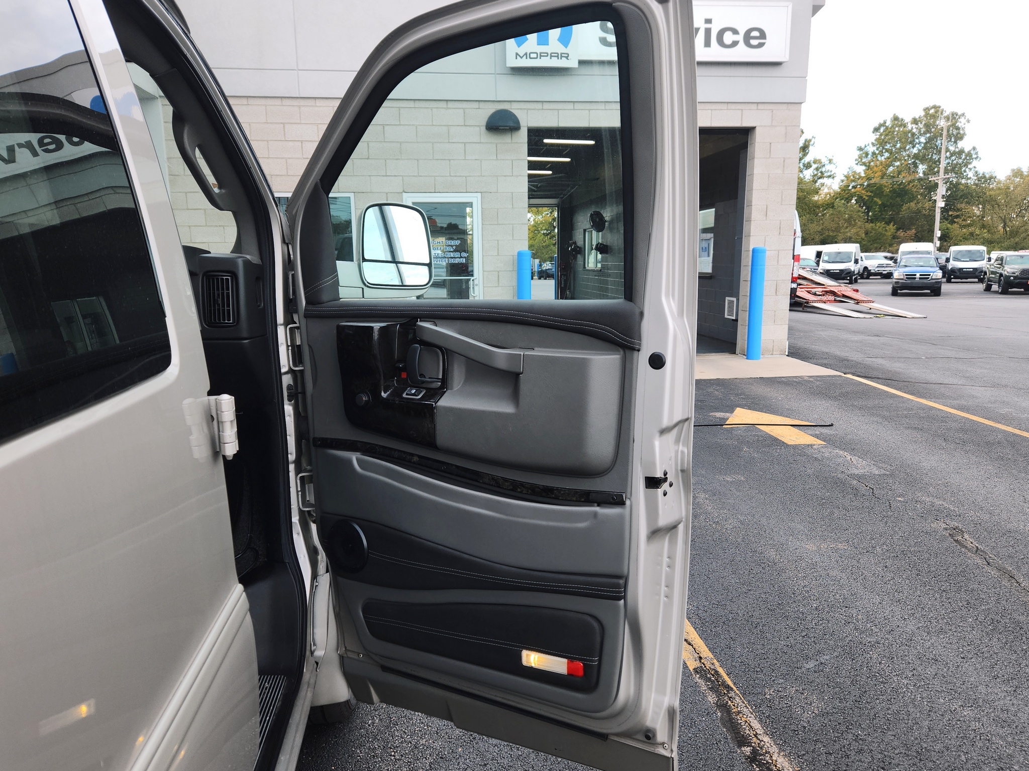 2022 GMC Savana Cargo Work Van - Photo 33