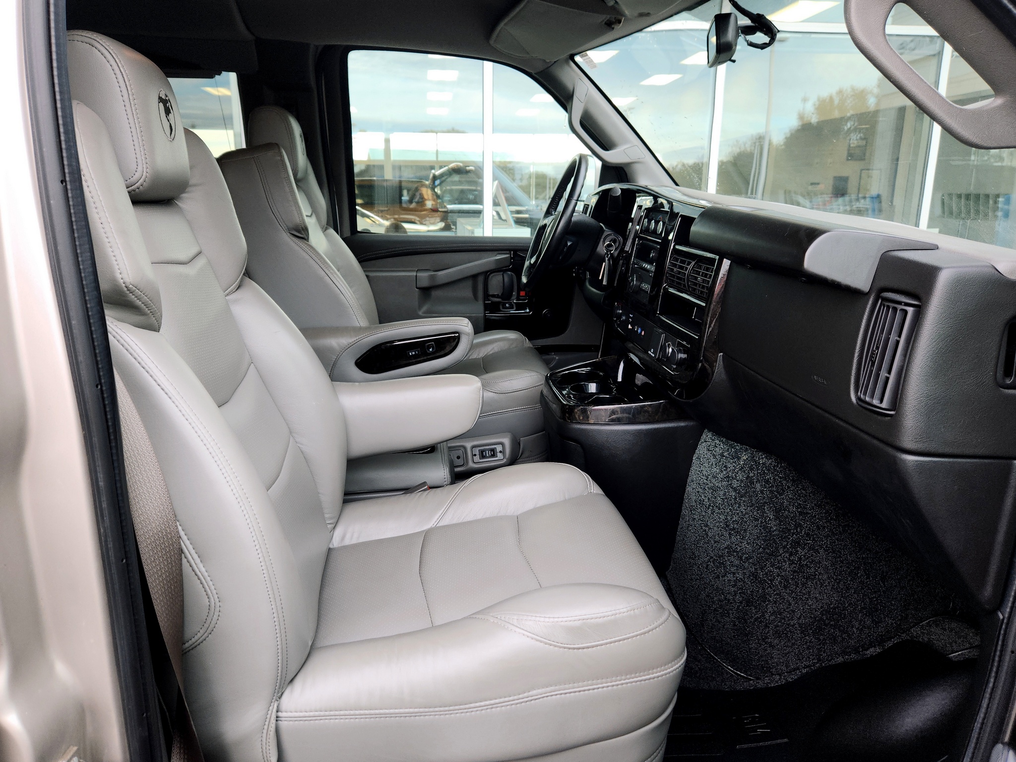 2022 GMC Savana Cargo Work Van - Photo 35