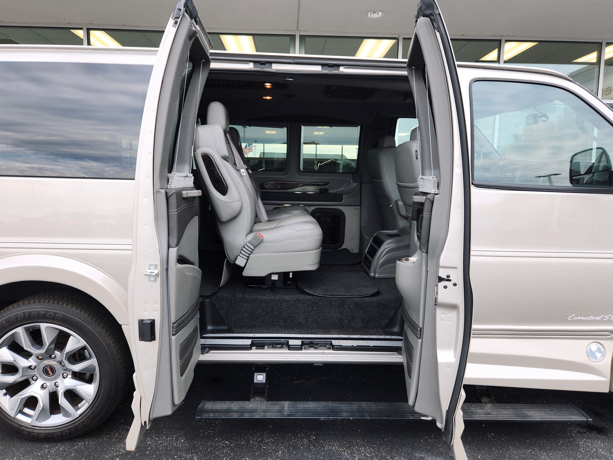 2022 GMC Savana Cargo Work Van - Photo 38